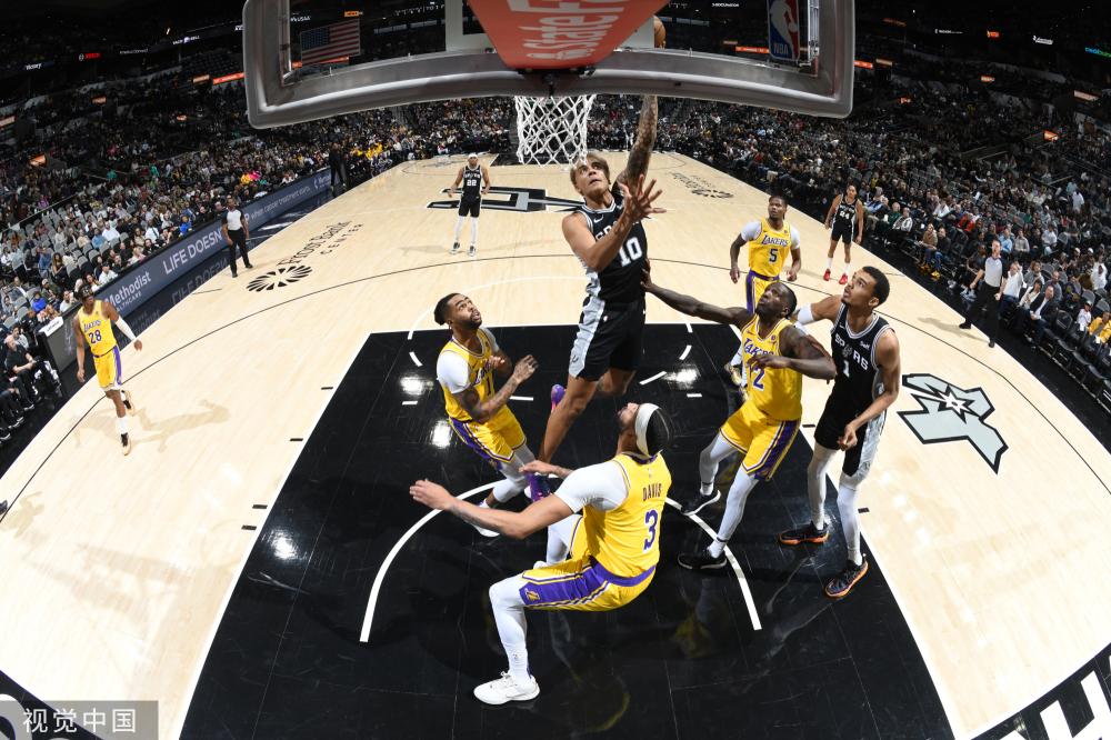NBA：客场险胜 勇士队107-104活塞队.